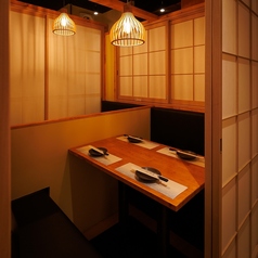 四名様まで利用しやすいテーブル個室。料理を囲みやすい広さがあり、友人との食事や女子会、ご家族での集まりに向いています。扉付きのため周囲の視線を気にせず、刺身盛り合わせや炉端焼きを並べてもゆとりのある席で、会話と食事をゆったり楽しめます。