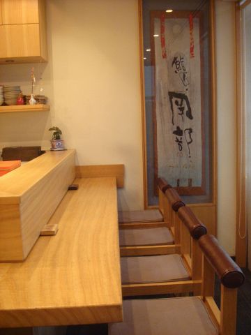 ご主人の岡部嘉一郎氏は、銀座の老舗『寿司幸本店』で約35年の経験を持つ鮨職人。