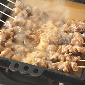 牛すじを串に刺し、西京味噌がベースのタレで味付けたどて焼き。