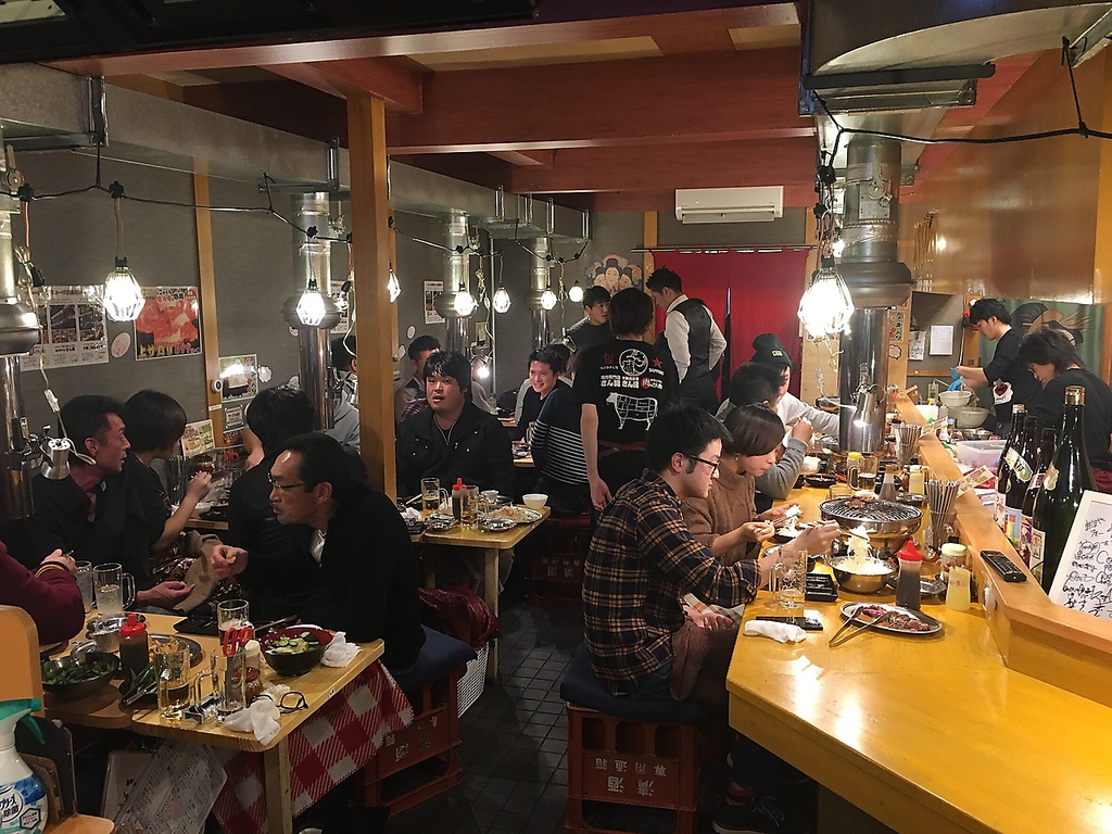 1Fはカウンター席とテーブル席。ふらっと立ち寄りたくなる賑やかな雰囲気。