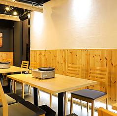 木目を基調とした空間に4名掛けテーブル席を5卓ご用意しています。落ち着いた雰囲気の中で、ゆったりとお食事を楽しんでいただけます♪ご家族やご友人とのお食事に最適です。