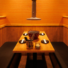 隣の席の間にも余裕があるので周りを気にせずお寛ぎいただけます◎ゆったりと座って至福のひと時をお過ごし下さい。