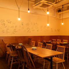 1～2名様用のテーブル席。使い勝手抜群です♪お一人様やカップルのお客様にもおすすめのお席です♪木目調のテーブルとは落ち着いた雰囲気で、ごゆっくりとお寛ぎ頂けます。ご友人とのご会食やデートにも最適です！お気軽にご利用ください。BAGGIO.のお料理と自慢の種類豊富なワインをお寛ぎ頂きながら、ご堪能下さい！