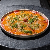 【肉の旨みに感動】看板メニューのユッケは必食！