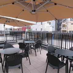 桜木町・日ノ出町・関内エリアでのご宴会や飲み会におすすめ！心地よい風が通り抜ける人気のテラス席で、自慢の焼鳥や種類豊富なドリンクをお楽しみいただけます。開放的な屋外空間で仲間と賑やかに盛り上がる大人数宴会にも最適！開放的なテラス席で美味しいお酒をどうぞ。