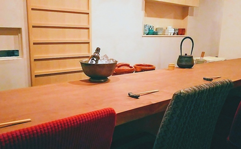 中目黒の住宅街に佇む和食店。旬の素材を使った季節のお料理とお酒で至福の時間を。