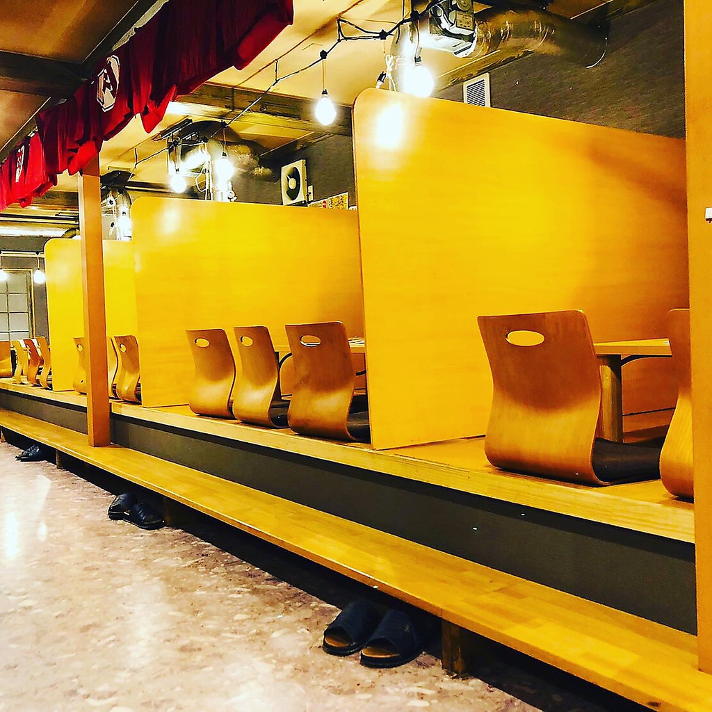 2Fは掘りごたつ席。ずらっと並んだ6名席の他、小上がり席もあるんです！