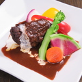 料理メニュー写真&nbsp;牛肩ロースの赤ワインソースがけ