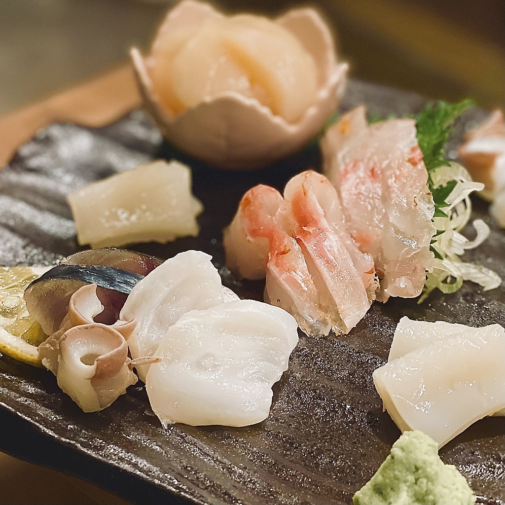鮮度の高い海鮮や揚げ物等の逸品料理は日本酒や焼酎との相性◎こだわりの料理の数々をお愉しみ下さい