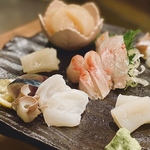 鮮度の高い海鮮や揚げ物等の逸品料理は日本酒や焼酎との相性◎こだわりの料理の数々をお愉しみ下さい