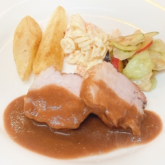 豚肉の赤ワイン煮　フルーツとトマトソースを加えてあっさりと