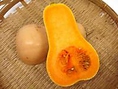 平田さんのバターナッツかぼちゃ：皮は薄いベージュ色で、オレンジ色に近いものほど甘みが強いサイン。完熟すると非常に甘くなります。日本のかぼちゃに比べて水分が多く、加熱するとホクホクというよりは「とろとろ」になります。種は下の膨らんだ部分にしか入っていません。上の長い部分は全部身なので、贅沢に使えます。