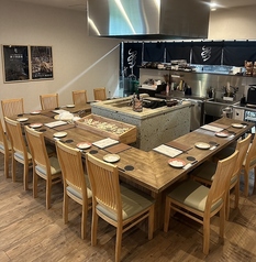 囲炉裏を囲むように配置されているカウンター席は人気のため、予約必須