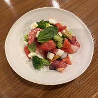 新鮮な野菜の彩りサラダ