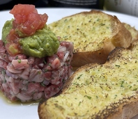希少！絶品黒毛和牛のタルタルwithガーリックバゲット♪