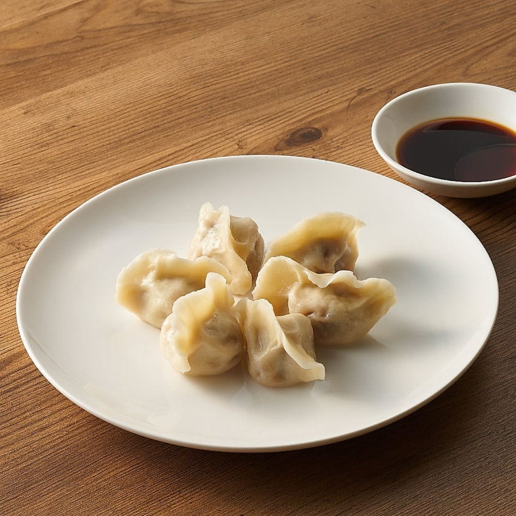 モチモチの皮に包まれ、日本では珍しい羊肉を使用した『羊肉の手作り水餃子』はテイクアウトでも◎