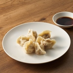 モチモチの皮に包まれ、日本では珍しい羊肉を使用した『羊肉の手作り水餃子』はテイクアウトでも◎