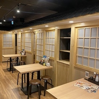 【活気ある店内】木のぬくもりが温かい空間で愉しむ宴会