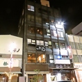 店内Wi-Fiを完備しております 。通信環境を気にせず、SNSへの投稿や動画の視聴、ちょっとしたお調べものもスムーズに行えます。データ制限を気にしなくて良いので、長居したくなるような居心地の良さを提供いたします。ビジネスシーンでの打ち合わせや、お仲間との情報共有にもぜひご活用ください！♪