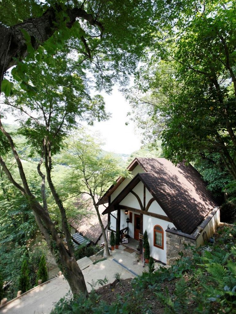 風を感じるガーデンテラスは夏季限定で特別コースを開催。畳敷きの和室はお子様連れのママ会にも◎