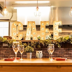 千葉駅から徒歩3分、「路地裏カフェ」。ウッド調の温もりある内装と、ゆったりとしたソファ席が、まるで自分だけの秘密基地のよう。女子会やデートにぴったりの、落ち着いた雰囲気の中で、特製デザートや豊富なドリンクを楽しめます。