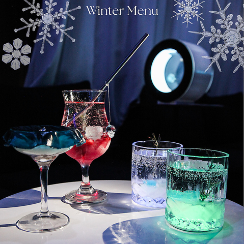 クリスマスに向けスノードームカクテルの冬限定メニューやクリスマスツリー設置あり