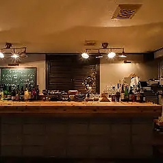 【宴会向きの席】＜気軽に寄れる＞立ち飲みカウンター席。気軽に立ち寄れる開放的なカウンター。自然派ワインやこだわりのお酒を目の前でサーブします。スタッフとの会話も楽しみながら、サクッと一杯、あるいは二次会利用にも最適です。【チャージ】無料【禁煙席】【予約】直接お店にお問い合わせください