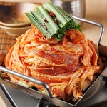豚カルビを使用したボリューム満点のちりとり鍋。あっさりした豚肉と特製スープの相性が抜群の逸品！