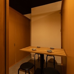上品さと温かみを兼ね備えた落ち着きある雰囲気の和モダンな空間!カジュアルな飲み会はもちろん、接待や女子会、合コンなど、どんなシーンにも最適!お席を繋げれば大人数でのご利用も可能です!