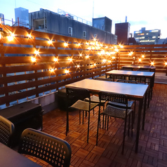 【期間限定 ゆめじの屋上】開放的なテラス席は、電飾が煌めくおしゃれな雰囲気で、4名から最大32名まで利用可能です。ドリンクはセルフサービスの飲み放題で、会社宴会や友人、女子会など幅広いシーンに最適です！