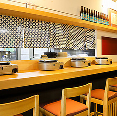 カウンター席は4席ございます。お一人様でも少人数のお客様でも、気軽にお立ち寄りいただけるよう、ゆったりとした造りになっています◎人気のお席のため、ぜひお早めにご来店ください！