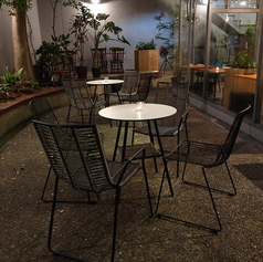 天候の良い日はテラス席のご利用も可能です♪夜風を感じるテラス席で心地よい風を感じながらお食事を楽しめる特別なお席はいかがでしょうか。地下にいながら開放的なテラス席で、夜空を見上げながらお食事をお楽しみいただけます。