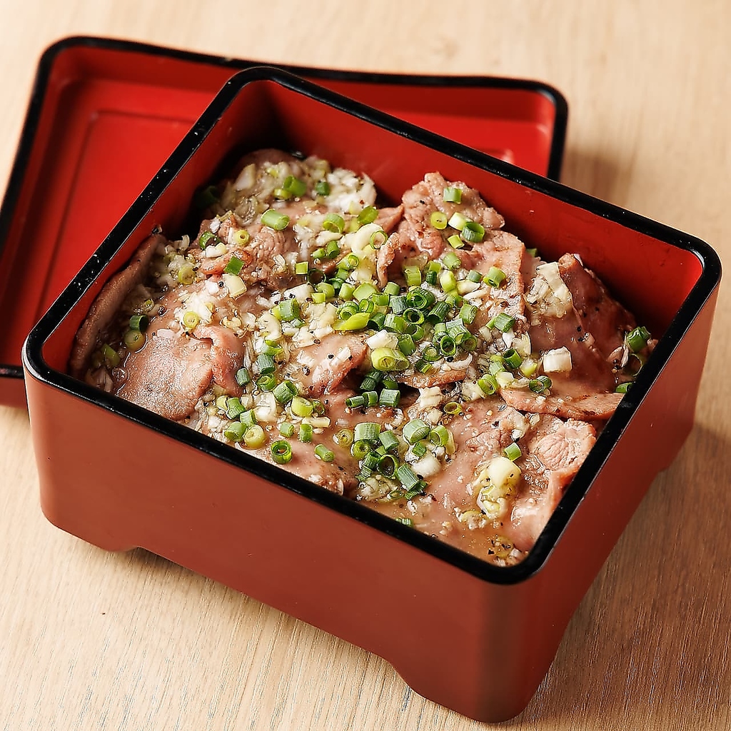 噛むたびに旨味が広がる牛タンの大判ねぎ焼き。お酒との相性が抜群の逸品を当店でお楽しみください。
