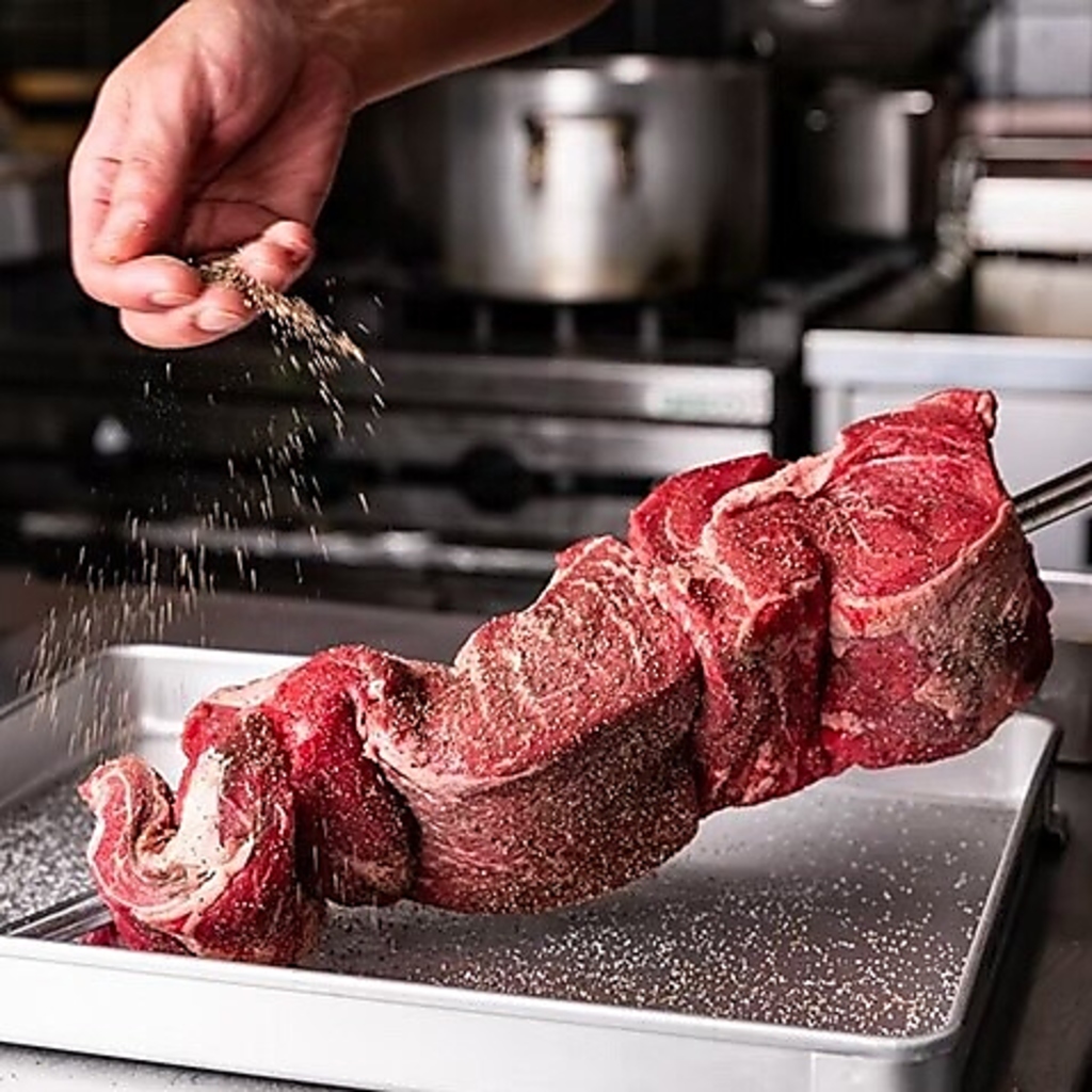 お肉の部位ごとに多彩な味付け。牛肉はシンプルに岩塩のみ。