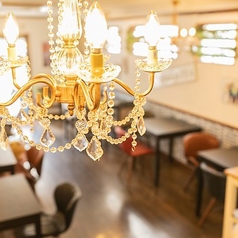 ウッド調で統一された落ち着きのある店内は、店主のこだわりがいたるところに♪デートでも良し、女子会や誕生日でも良し、様々なシーンでご利用頂けます！