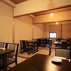 お座敷にテーブルと椅子を完備したお席がメインです。どこか懐かしく落ち着く畳の香りは世代を問わずさまざまなお客様からもご好評をいただいております。