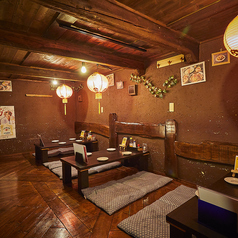 【喫煙可能席】です。デートや二次会にも最適な雰囲気ある落ち着いた席も完備しております。迷った時はスタッフにおすすめの逸品を聞くのも◎居心地いい空間で会話が盛り上がること間違いなしです！