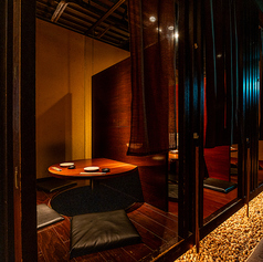 足を伸ばして寛げる掘りごたつ個室はパーティションで仕切ることで様々な人数に対応可能！6名様程度のご友人・同僚との飲み会や24～30名様での大人数団体の打ち上げ、会社宴会などにせひご利用ください。人数などお気軽にご相談ください。