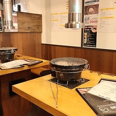 2名様専用のテーブル席をご用意。炭火七輪で焼き上げる本格焼肉を、ゆったりとした空間で楽しめます。デートやちょっとした会食にぴったり。香ばしい炭火の香りとともに、厳選されたお肉を心ゆくまでご堪能ください。