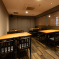 4名様から16名様までお使いいただけるオープンテーブル席です。臨場感あふれるお席です。団体のお客様に最適なお席です。