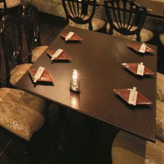 【テーブル席】…2名様から最大で20名様位まで、ご人数に合わせてご利用いただけます。ご友人とのお食事やデート、女子会、誕生日会などシーンに合わせてご利用いただけます。