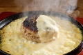 料理メニュー写真 熱々　鉄板焼きハンバーグ　チーズソース