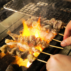 熟練の技が光る炭火串焼き。秘伝のタレが自慢◎