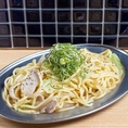 福岡の屋台が発祥！！焼いた野菜にスープを入れて…　サッと焼くことでスープが濃厚に…麺と絡めて完成!!お友達とシェアも良し◎満足感たっぷりの焼きラーメンをぜひご賞味ください！