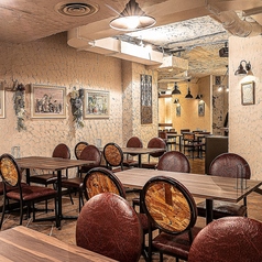 ウッド調の温もりある内装と、ゆったりとしたソファ席が、まるで自分だけの秘密基地のよう。ランチやカフェタイムにぴったりの、落ち着いた雰囲気の中で、特製デザートや豊富なドリンクを楽しめます。