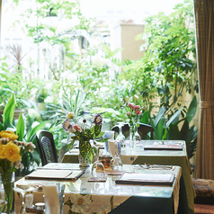 広々とした店内で贅沢料理をご堪能ください。