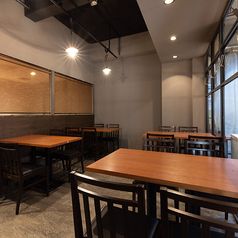 4名様から16名様までお使いいただけるオープンテーブル席です。臨場感あふれるお席です。団体のお客様に最適なお席です。