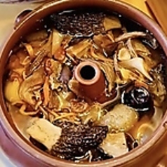 山きのこ薬膳蒸し鍋鶏