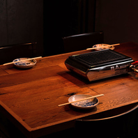 シックで落ち着いたテーブル席