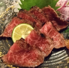 【当店おすすめのジューシーな味わい！】牛肉タタキ　1980円（税込）の写真